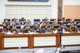 Menjaga  muruah industri nasional di tengah perang dagang global