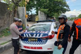 Polresta Denpasar tindak kendaraan parkir di badan jalan