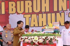 Pemprov-Polda Kalsel sediakan 1.000 sembako pasar murah bagi pekerja