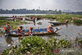 Momen kebersamaan bersihkan Sungai Citarum dalam rangka HPSN 2025