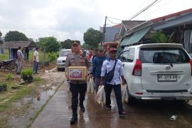 Polisi dan buruh gelar bakti sosial memperingati May Day di Batam