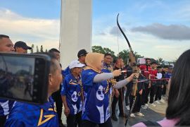 Walikota Kendari ikut memanah saat pembukaan Walikota Cup I
