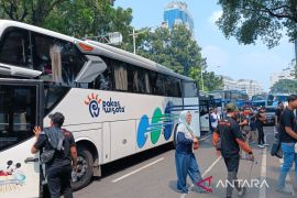 Ratusan bus pembawa buruh terus berdatangan ke kawasan Monas