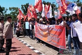 Aksi buruh di Mukomuko sampaikan sembilan tuntutan ke bupati