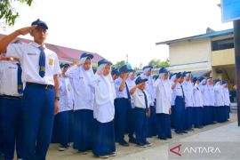 Pemkot Padang Panjang serahkan seragam sekolah gratis pada Juli 2025