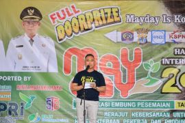 Wali Kota Tarakan Menanam Pohon Dalam Rangka May Day