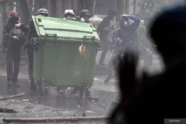 Aparat keamanan bubarkan aksi massa ricuh di Bandung