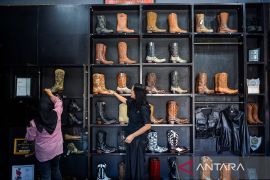 Dari Pasirluyu ke Eropa dan Australia kemilau sepatu boots kulit Tegep