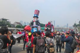 Ribuan buruh makin padati depan gedung DPR/MPR RI