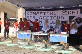 Lomba roket air dorong kreativitas siswa di bidang iptek