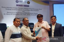 Anggota DPR Hinca Pandjaitan terima hasil diskusi RUU KUHAP dari Peradi Medan