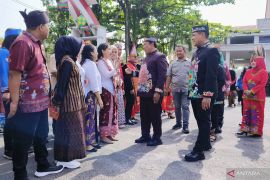 Pesona busana adat nusantara warnai peringatan Hardiknas di Kalimantan Tengah