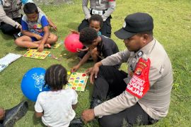 Satgas SI-IPAR Polres Yalimo mengajar anak Elelim berhitung