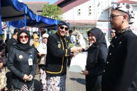 Hardiknas, Dedy Yon serahkan penghargaan guru dan siswa berprestasi