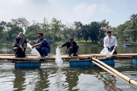 Ketua DPRD tebar ribuan bibit ikan nila untuk dipanen saat Hari Jadi Bogor