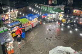 Perumda Pasar Tohaga Bogor tata lapak PKL di sekitar Pasar Ciluar