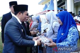 Peringatan Hardiknas di Palas diwarnai pemberian tali asih kepada pensiunan guru