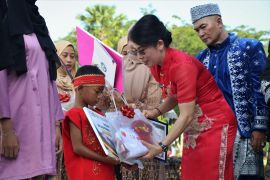 Kota Singkawang serahkan bantuan beasiswa dan seragam sekolah