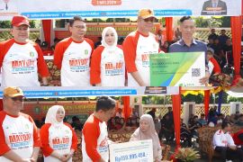 Momen May Day 2025 BPJS Ketenagakerjaan bagikan bantuan sembako bagi pekerja