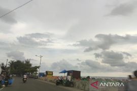 Pemkot Bengkulu tegaskan PKL di pantai wajib bayar retribusi sampah