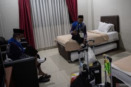 Jamaah calon haji asal OKU Timur tiba di Asrama Haji Palembang Page 5 Small