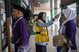 Jamaah calon haji asal OKU Timur tiba di Asrama Haji Palembang Page 2 Small