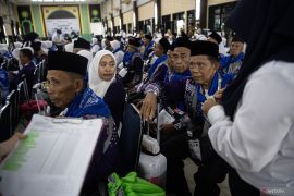 Jamaah calon haji asal OKU Timur tiba di Asrama Haji Palembang Page 6 Small