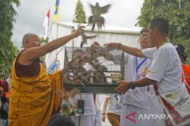 Sambut Tri Suci Waisak, umat Buddha gelar Kagyu Monlam di Taman Lumbini Borobudur