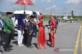 Mendiktisaintek berkunjung ke Provinsi Gorontalo, disambut adat mopotilolo