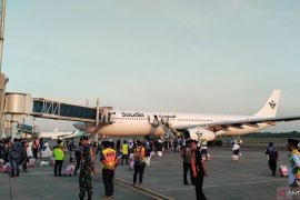 Petugas Bandara SMB Palembang temukan calon haji bawa pisau dapur