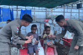 Satgas Damai Cartenz lakukan pendekatan humanis kepada anak-anak di Puncak Jaya
