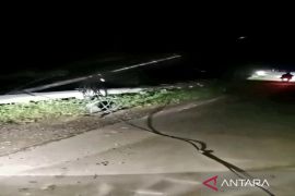 Gempa Pohuwato menyebabkan tiang Telkom di pesisir Gorontalo Utara roboh