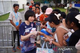 Ai Mori rileks lihat keindahan Bali saat panjat tebing