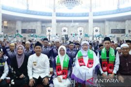 Calon haji Banjarmasin kloter pertama keberangkatan haji Kalsel 2025