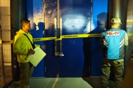 Satpol PP Garut menyegel dua tempat usaha karena tidak berizin