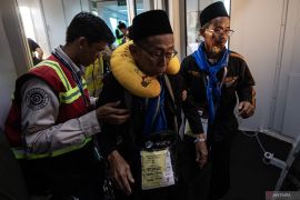 Jamaah calon haji asal OKU Timur berangkat menuju Madinah Page 4 Small