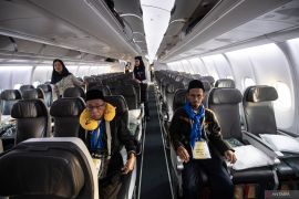 Jamaah calon haji asal OKU Timur berangkat menuju Madinah Page 2 Small