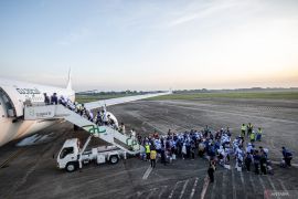Jamaah calon haji asal OKU Timur berangkat menuju Madinah Page 1 Small
