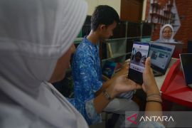 Ajarkan anak berpikir kritis agar tidak dimanjakan AI