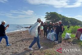Warga Bulukumba gotong royong bersihkan sampah sekitar 10 ton di Pantai Bira Sulsel