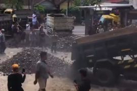 Sopir truk pengangkut pasir aksi protes blokir jalan di Lombok Timur