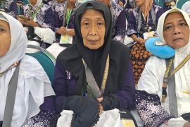 Naik haji berbekal rutin mengisi kotak kayu