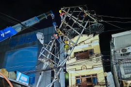 PLN bersama Pemkot pulihkan jaringan listrik pasca kejadian pohon tumbang di Pangkalpinang