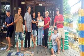 Legisator Barut salurkan bantuan warga terdampak banjir di Desa Bintang Ninggi II