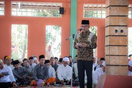 Gubernur Andra Soni ajak masyarakat teladani ulama di haul Abuya Bustomi