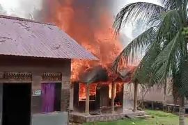 Tiga rumah ludes terbakar di Desa Telang HST akibatkan kerugian Rp450 juta