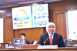 Khofifah sampaikan harapan terpilihnya Prof Madyan jadi Rektor Unair