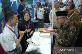 Juru bahasa isyarat ungkap alasan pakai baju warna gelap saat bertugas