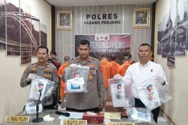 Polres Padang Panjang tangkap 10 pelaku penyalahgunaan narkoba periode Maret-April 2025 (Video)