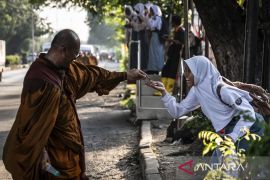 36 biksu Thudong singgah di Kendal sebelum lanjutkan perjalanan ke Candi Borobudur